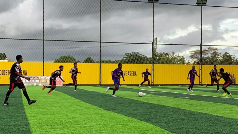 Para pemain sedang berebut bola di tengah lapangan untuk membangun serangan dalam lanjutan turnamen Mini Soccer Kapolda Cup II di Goldstone Arena, Sabtu (16/5/2026). (Foto: Galeri Papua/Ahmad)
