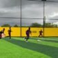 Para pemain sedang berebut bola di tengah lapangan untuk membangun serangan dalam lanjutan turnamen Mini Soccer Kapolda Cup II di Goldstone Arena, Sabtu (16/5/2026). (Foto: Galeri Papua/Ahmad)