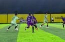 Dua pemain SMA Taruna dan SMA SMRT 76 berhadapan dalam duel sengit lanjutan turnamen Mini Soccer Kapolda Cup II, Sabtu (16/5/2026). (Foto: Ahmad)