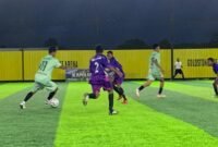 Dua pemain SMA Taruna dan SMA SMRT 76 berhadapan dalam duel sengit lanjutan turnamen Mini Soccer Kapolda Cup II, Sabtu (16/5/2026). (Foto: Ahmad)