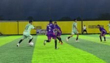 Dua pemain SMA Taruna dan SMA SMRT 76 berhadapan dalam duel sengit lanjutan turnamen Mini Soccer Kapolda Cup II, Sabtu (16/5/2026). (Foto: Ahmad)