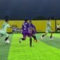 Dua pemain SMA Taruna dan SMA SMRT 76 berhadapan dalam duel sengit lanjutan turnamen Mini Soccer Kapolda Cup II, Sabtu (16/5/2026). (Foto: Ahmad)
