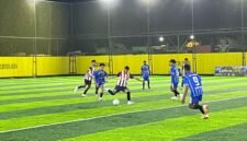 SMK Hermon melakoni SMA Negeri 6 dalam laga lanjutan Kapolda Cup II Mini Soccer 2026 tingkat SMA se-kabupaten Mimika pada Sabtu (16/5/2026) malam di Goldstone Arena, Timika. (Foto: Galeri Papua/Endy Langobelen)
