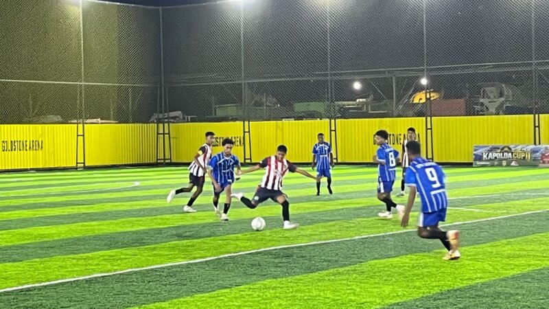 SMK Hermon melakoni SMA Negeri 6 dalam laga lanjutan Kapolda Cup II Mini Soccer 2026 tingkat SMA se-kabupaten Mimika pada Sabtu (16/5/2026) malam di Goldstone Arena, Timika. (Foto: Galeri Papua/Endy Langobelen)