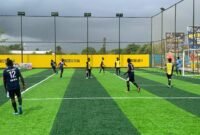 Pertandingan SMAN 3 Kokonao melawan SMA Taruna Dharma dalam babak penyisihan grup terakhir Turnamen Mini Soccer Kapolda Cup II di Goldstone Arena, Minggu (17/5/2026). (Foto: Galeri Papua/Ahmad)
