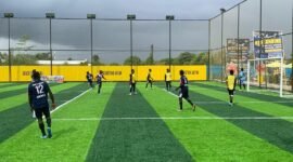 Pertandingan SMAN 3 Kokonao melawan SMA Taruna Dharma dalam babak penyisihan grup terakhir Turnamen Mini Soccer Kapolda Cup II di Goldstone Arena, Minggu (17/5/2026). (Foto: Galeri Papua/Ahmad)