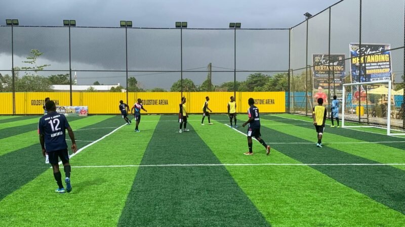 Pertandingan SMAN 3 Kokonao melawan SMA Taruna Dharma dalam babak penyisihan grup terakhir Turnamen Mini Soccer Kapolda Cup II di Goldstone Arena, Minggu (17/5/2026). (Foto: Galeri Papua/Ahmad)