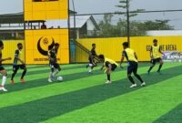 Pertandingan SMKN 2 melawan SMK Kasih Refael dalam turnamen Mini Soccer Kapolda Cup II di Mimika. (Foto: Galeri Papua/Ahmad)