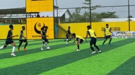 Pertandingan SMKN 2 melawan SMK Kasih Refael dalam turnamen Mini Soccer Kapolda Cup II di Mimika. (Foto: Galeri Papua/Ahmad)
