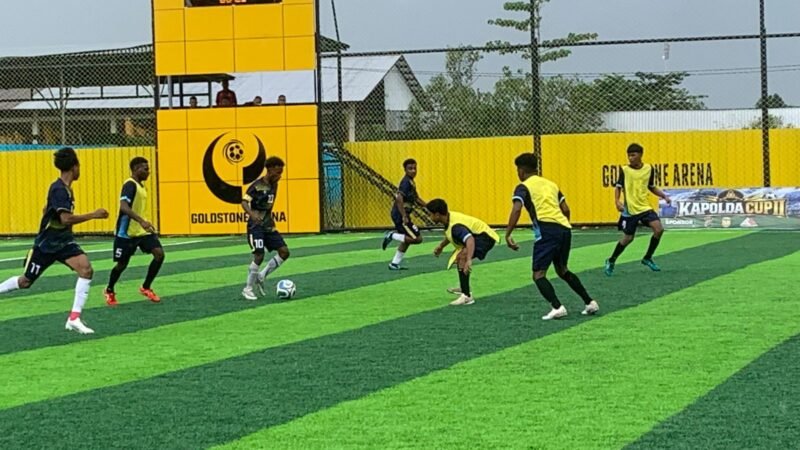 Pertandingan SMKN 2 melawan SMK Kasih Refael dalam turnamen Mini Soccer Kapolda Cup II di Mimika. (Foto: Galeri Papua/Ahmad)