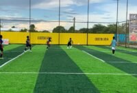 Pertandingan grup A antara SMKN 2 Mimika melawan SMAN 7 Mimika dalam babak penyisihan grup terakhir Turnamen Mini Soccer Kapolda Cup II di Goldstone Arena, Minggu (17/5/2026). (Foto: Galeri Papua/Ahmad)