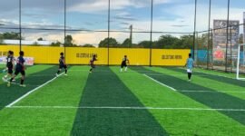 Pertandingan grup A antara SMKN 2 Mimika melawan SMAN 7 Mimika dalam babak penyisihan grup terakhir Turnamen Mini Soccer Kapolda Cup II di Goldstone Arena, Minggu (17/5/2026). (Foto: Galeri Papua/Ahmad)