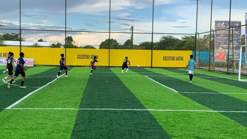 Pertandingan grup A antara SMKN 2 Mimika melawan SMAN 7 Mimika dalam babak penyisihan grup terakhir Turnamen Mini Soccer Kapolda Cup II di Goldstone Arena, Minggu (17/5/2026). (Foto: Galeri Papua/Ahmad)