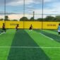 Pertandingan grup A antara SMKN 2 Mimika melawan SMAN 7 Mimika dalam babak penyisihan grup terakhir Turnamen Mini Soccer Kapolda Cup II di Goldstone Arena, Minggu (17/5/2026). (Foto: Galeri Papua/Ahmad)