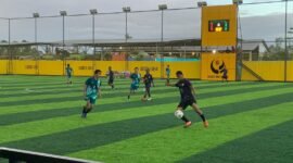 SMK PK Yapis Timika melakoni SMK Harapan dalam babak penyisihan grup terakhir Turnamen Minisoccer Kapolda  Cup II di Goldstone Arena, Minggu (17/5/2026), (Foto: Galeri Papua/Ahmad)
