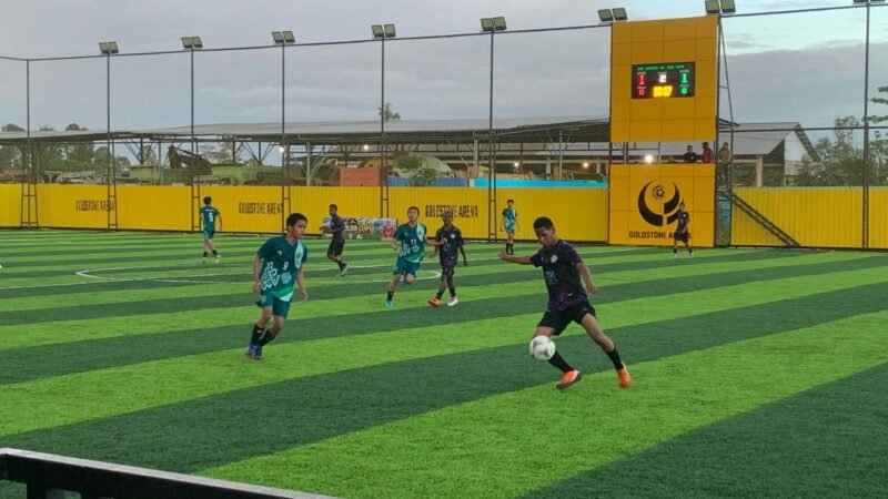 SMK PK Yapis Timika melakoni SMK Harapan dalam babak penyisihan grup terakhir Turnamen Minisoccer Kapolda  Cup II di Goldstone Arena, Minggu (17/5/2026), (Foto: Galeri Papua/Ahmad)