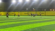Pertandingan SMK Amamapare melawan SMA YPPGI dalam babak penyisihan grup terakhir Turnamen Minisoccer Kapolda Cup II di Goldstone Arena, Minggu (17/5/2026). (Foto: Galeri Papua/Ahmad)