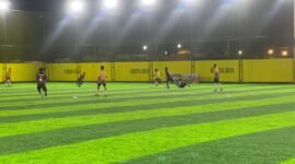 Pertandingan SMK Amamapare melawan SMA YPPGI dalam babak penyisihan grup terakhir Turnamen Minisoccer Kapolda Cup II di Goldstone Arena, Minggu (17/5/2026). (Foto: Galeri Papua/Ahmad)