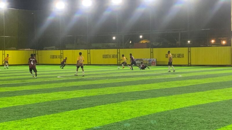 Pertandingan SMK Amamapare melawan SMA YPPGI dalam babak penyisihan grup terakhir Turnamen Minisoccer Kapolda Cup II di Goldstone Arena, Minggu (17/5/2026). (Foto: Galeri Papua/Ahmad)