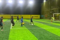 Pertandingan SMA YPK melawan SMK Tunas Bangsa dalam babak penyisihan grup terakhir Turnamen Minisoccer Kapolda Cup II di Goldstone Arena, Minggu (17/5/2026). (Foto: Galeri Papua/Ahmad)