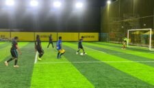 Pertandingan SMA YPK melawan SMK Tunas Bangsa dalam babak penyisihan grup terakhir Turnamen Minisoccer Kapolda Cup II di Goldstone Arena, Minggu (17/5/2026). (Foto: Galeri Papua/Ahmad)