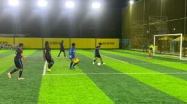 Pertandingan SMA YPK melawan SMK Tunas Bangsa dalam babak penyisihan grup terakhir Turnamen Minisoccer Kapolda Cup II di Goldstone Arena, Minggu (17/5/2026). (Foto: Galeri Papua/Ahmad)