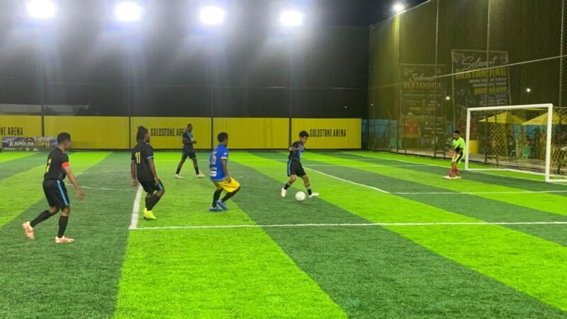 Pertandingan SMA YPK melawan SMK Tunas Bangsa dalam babak penyisihan grup terakhir Turnamen Minisoccer Kapolda Cup II di Goldstone Arena, Minggu (17/5/2026). (Foto: Galeri Papua/Ahmad)