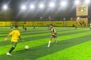 Pertandingan SMANSA melawan SMA Tiga Raja dalam babak penyisihan grup terakhir Turnamen Minisoccer Kapolda Cup II di Goldstone Arena, Minggu (17/5/2026). (Foto: Galeri Papua/Ahmad)