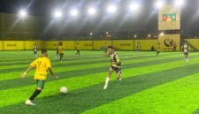 Pertandingan SMANSA melawan SMA Tiga Raja dalam babak penyisihan grup terakhir Turnamen Minisoccer Kapolda Cup II di Goldstone Arena, Minggu (17/5/2026). (Foto: Galeri Papua/Ahmad)