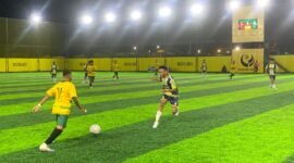 Pertandingan SMANSA melawan SMA Tiga Raja dalam babak penyisihan grup terakhir Turnamen Minisoccer Kapolda Cup II di Goldstone Arena, Minggu (17/5/2026). (Foto: Galeri Papua/Ahmad)