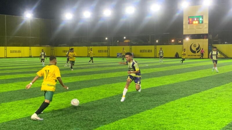 Pertandingan SMANSA melawan SMA Tiga Raja dalam babak penyisihan grup terakhir Turnamen Minisoccer Kapolda Cup II di Goldstone Arena, Minggu (17/5/2026). (Foto: Galeri Papua/Ahmad)