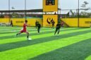 Pertandingan SMK Negeri 1 melakoni SMK Negeri 3 dalam babak 16 besar turnamen Minisoccer Kapolda Cup II di Goldstone Arena pada Senin (18/5/2026). (Foto: Galeri Papua/Endy Langobelen)
