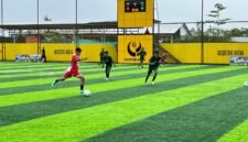 Pertandingan SMK Negeri 1 melakoni SMK Negeri 3 dalam babak 16 besar turnamen Minisoccer Kapolda Cup II di Goldstone Arena pada Senin (18/5/2026). (Foto: Galeri Papua/Endy Langobelen)