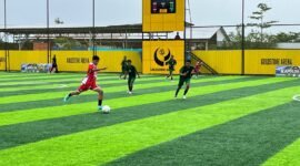 Pertandingan SMK Negeri 1 melakoni SMK Negeri 3 dalam babak 16 besar turnamen Minisoccer Kapolda Cup II di Goldstone Arena pada Senin (18/5/2026). (Foto: Galeri Papua/Endy Langobelen)
