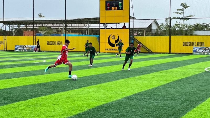 Pertandingan SMK Negeri 1 melakoni SMK Negeri 3 dalam babak 16 besar turnamen Minisoccer Kapolda Cup II di Goldstone Arena pada Senin (18/5/2026). (Foto: Galeri Papua/Endy Langobelen)