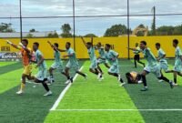 Selebrasi para pemain SMA Taruna usai menekuk SMA Amamapare dalam babak 16 besar turnamen Minisoccer Kapolda Cup II di Goldstone Arena, Timika, pada Senin (18 Mei 2026). (Foto: Galeri Papua/Endy Langobelen)