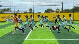 Selebrasi para pemain SMA Taruna usai menekuk SMA Amamapare dalam babak 16 besar turnamen Minisoccer Kapolda Cup II di Goldstone Arena, Timika, pada Senin (18 Mei 2026). (Foto: Galeri Papua/Endy Langobelen)