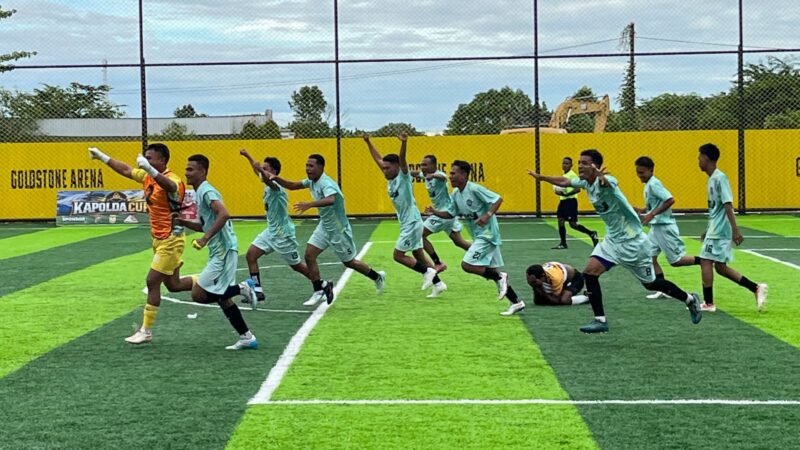 Selebrasi para pemain SMA Taruna usai menekuk SMA Amamapare dalam babak 16 besar turnamen Minisoccer Kapolda Cup II di Goldstone Arena, Timika, pada Senin (18 Mei 2026). (Foto: Galeri Papua/Endy Langobelen)