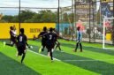 Selebrasi kemenangan oleh SMA Taruna Dharma menaklukkan SMANSA lewat adu penalti pada babak 16 besar Kapolda Cup II Mini Soccer di Goldstone Arena, Jalan Irigasi, Timika, Senin (18/5/2026). (Foto: Galeri Papua/Endy Langobelen)