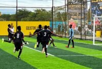 Selebrasi kemenangan oleh SMA Taruna Dharma menaklukkan SMANSA lewat adu penalti pada babak 16 besar Kapolda Cup II Mini Soccer di Goldstone Arena, Jalan Irigasi, Timika, Senin (18/5/2026). (Foto: Galeri Papua/Endy Langobelen)