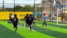 Selebrasi kemenangan oleh SMA Taruna Dharma menaklukkan SMANSA lewat adu penalti pada babak 16 besar Kapolda Cup II Mini Soccer di Goldstone Arena, Jalan Irigasi, Timika, Senin (18/5/2026). (Foto: Galeri Papua/Endy Langobelen)