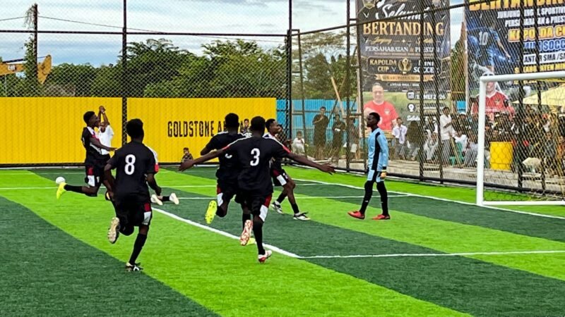 Selebrasi kemenangan oleh SMA Taruna Dharma menaklukkan SMANSA lewat adu penalti pada babak 16 besar Kapolda Cup II Mini Soccer di Goldstone Arena, Jalan Irigasi, Timika, Senin (18/5/2026). (Foto: Galeri Papua/Endy Langobelen)