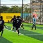 Selebrasi kemenangan oleh SMA Taruna Dharma menaklukkan SMANSA lewat adu penalti pada babak 16 besar Kapolda Cup II Mini Soccer di Goldstone Arena, Jalan Irigasi, Timika, Senin (18/5/2026). (Foto: Galeri Papua/Endy Langobelen)