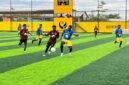 Pertandingan SMA YPPGI melakoni SMK Tunas Bangsa dalam babak 16 besar turnamen Mini Soccer Kapolda Cup II di Goldstone Arena pada Senin (18/5/2026). (Foto: Galeri Papua/Endy Langobelen)