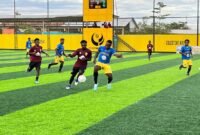 Pertandingan SMA YPPGI melakoni SMK Tunas Bangsa dalam babak 16 besar turnamen Mini Soccer Kapolda Cup II di Goldstone Arena pada Senin (18/5/2026). (Foto: Galeri Papua/Endy Langobelen)
