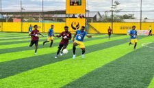 Pertandingan SMA YPPGI melakoni SMK Tunas Bangsa dalam babak 16 besar turnamen Mini Soccer Kapolda Cup II di Goldstone Arena pada Senin (18/5/2026). (Foto: Galeri Papua/Endy Langobelen)