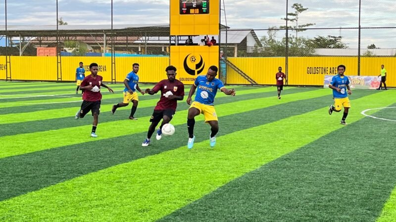 Pertandingan SMA YPPGI melakoni SMK Tunas Bangsa dalam babak 16 besar turnamen Mini Soccer Kapolda Cup II di Goldstone Arena pada Senin (18/5/2026). (Foto: Galeri Papua/Endy Langobelen)
