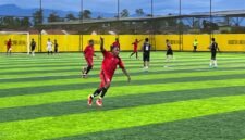 Selebrasi dari pemain SMAN 5 usai mengalahkan SMAN 7 pada babak 16 besar Kapolda Cup II Mini Soccer di Goldstone Arena, Jalan Irigasi, Timika, Senin (18/5/2026). (Foto: Galeri Papua/Endy Langobelen)