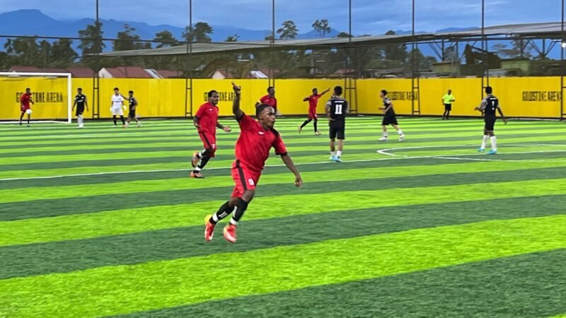 Selebrasi dari pemain SMAN 5 usai mengalahkan SMAN 7 pada babak 16 besar Kapolda Cup II Mini Soccer di Goldstone Arena, Jalan Irigasi, Timika, Senin (18/5/2026). (Foto: Galeri Papua/Endy Langobelen)