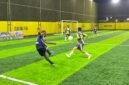 Pertandingan SMA Negeri 3 Kokonao menghadapi SMA YPPK Tiga Raja dalam babak 16 besar Turnamen Mini Soccer Kapolda Cup II 2026 di Goldstone Arena, Timika, Senin (18/5/2026) malam. (Foto: Galeri Papua/Endy Langobelen)
